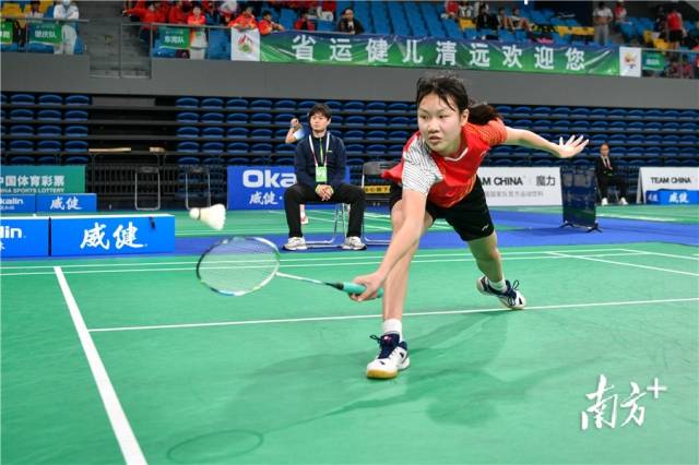 比赛现场,珠海队员飞扑救球。曾亮超 摄 比赛现场,珠海队员飞扑救球。曾亮超 摄