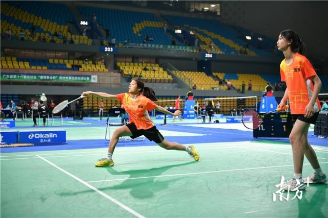 省运会羽毛球比赛,女子双打比赛激烈进行中。曾亮超 摄 省运会羽毛球比赛,女子双打比赛激烈进行中。曾亮超 摄