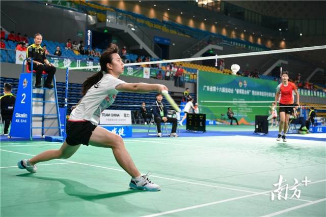 省运会羽毛球比赛现场,清远队员与汕头队员双方展开激烈交锋。曾亮超 摄 省运会羽毛球比赛现场,清远队员与汕头队员双方展开激烈交锋。曾亮超 摄