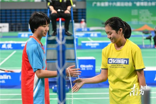 比赛结束,双方选手互相握手以表感谢。曾亮超 摄 比赛结束,双方选手互相握手以表感谢。曾亮超 摄