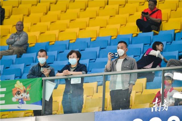 本次比赛首次开放了线下观赛通道,吸引不少市民朋友现场观看比赛。曾亮超 摄 本次比赛首次开放了线下观赛通道,吸引不少市民朋友现场观看比赛。曾亮超 摄