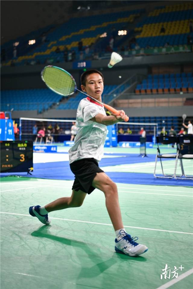 省运会羽毛球比赛中,清远选手黄崇文实力不俗。曾亮超 摄 省运会羽毛球比赛中,清远选手黄崇文实力不俗。曾亮超 摄