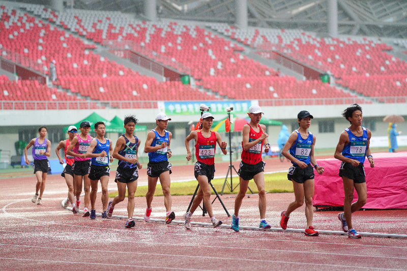 2023年3月31日,广东省第十六届运动会竞技体育组田径比赛在清远体育中心田径场开赛,男子甲组5000米竞走决赛。清远日报记者 邱炜民 摄.jpg