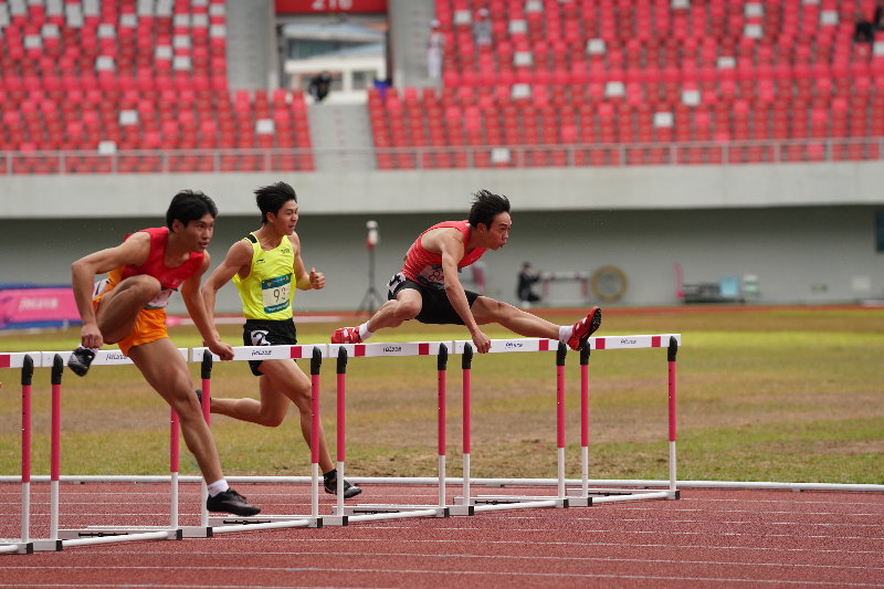2023年3月31日,广东省第十六届运动会竞技体育组田径比赛在清远体育中心田径场开赛,男子组100米跨栏竞速。清远日报记者 邱炜民 摄.jpg