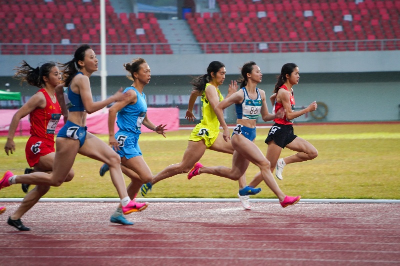 2023年3月31日,广东省第十六届运动会竞技体育组田径比赛在清远体育中心田径场开赛,运动员进行女子100米决赛。清远日报记者 邱炜民 摄 2.jpg