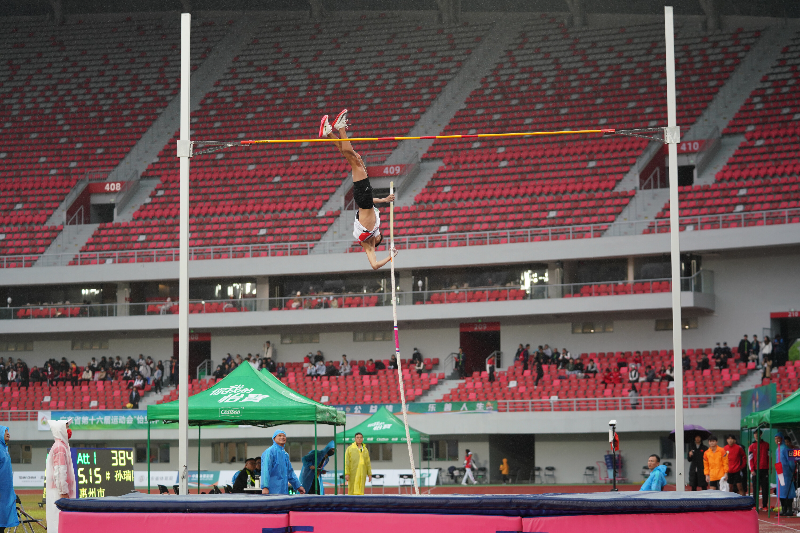 2023年3月31日,广东省第十六届运动会竞技体育组田径比赛在清远体育中心田径场开赛,运动员进行跳高比赛。清远日报记者 邱炜民 摄 3.jpg