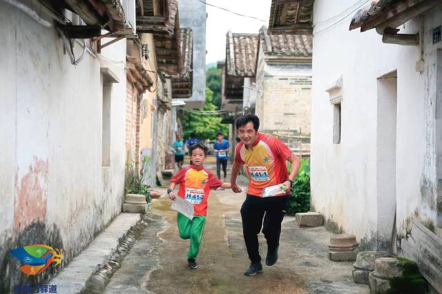 选手们穿行在古村内