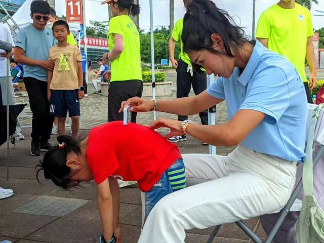 动友公益团队为青少年进行筛查