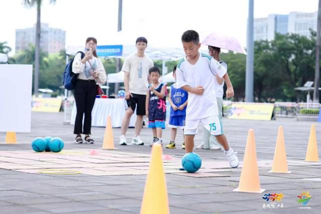 青少年在市集上体验运动项目
