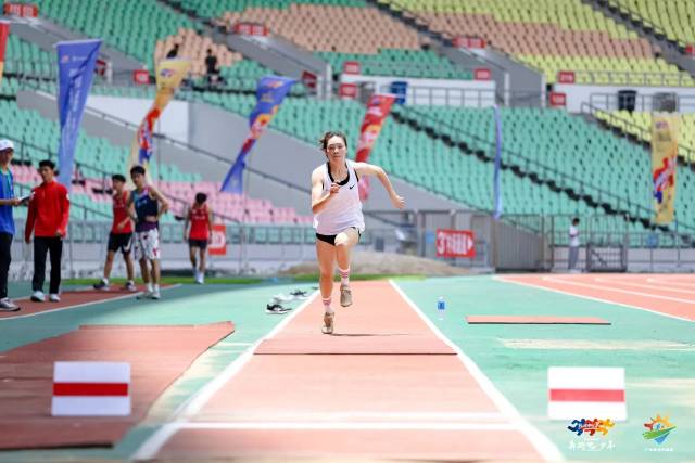 选手在田径赛场上