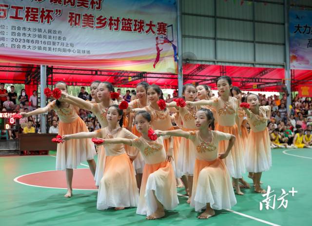 现场文艺表演。南方+记者 施亮 摄 现场文艺表演。南方+记者 施亮 摄