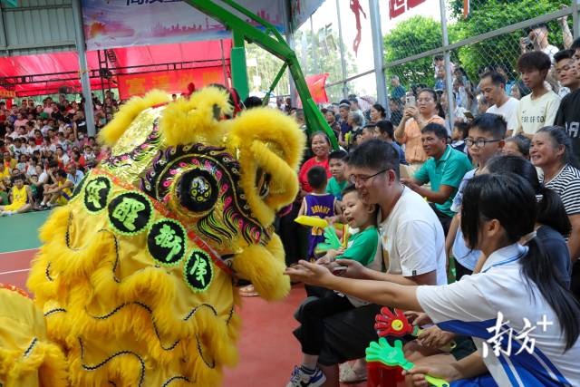 赛前醒狮与现场观众互动。南方+记者 施亮 摄 赛前醒狮与现场观众互动。南方+记者 施亮 摄