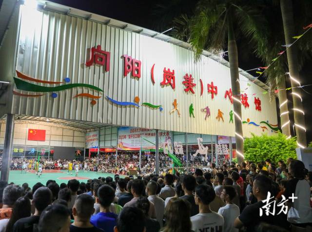 “村BA”现场观众里三层外三层,为家乡球队摇旗呐喊。南方+记者 施亮 摄 “村BA”现场观众里三层外三层,为家乡球队摇旗呐喊。南方+记者 施亮 摄