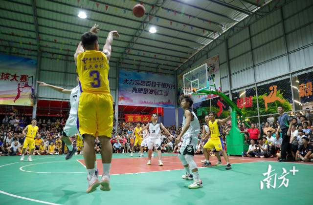 每一颗三分球都牵动着现场观众的心。南方+记者 施亮 摄 每一颗三分球都牵动着现场观众的心。南方+记者 施亮 摄