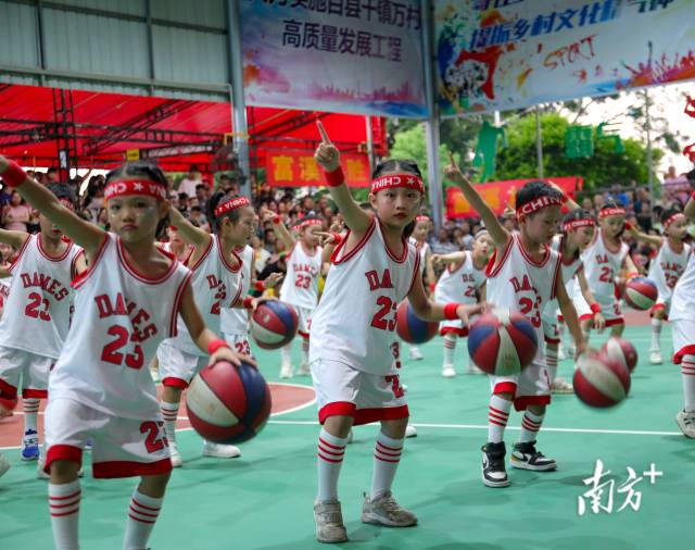 “篮球宝贝”表演。南方+记者 施亮 摄 “篮球宝贝”表演。南方+记者 施亮 摄
