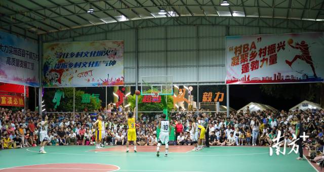 岗美村和富溪村联袂为到场2000余名乡亲送上精彩的比赛。南方+记者 施亮 摄 岗美村和富溪村联袂为到场2000余名乡亲送上精彩的比赛。南方+记者 施亮 摄