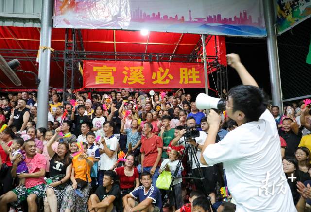 现场最忠实的粉丝,全场呐喊声不断。南方+记者 施亮 摄 现场最忠实的粉丝,全场呐喊声不断。南方+记者 施亮 摄