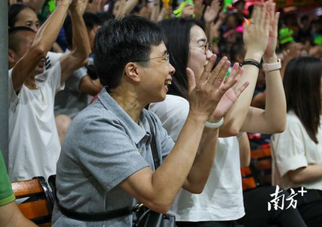 观众们为精彩进球鼓掌。南方+记者 施亮 摄 观众们为精彩进球鼓掌。南方+记者 施亮 摄