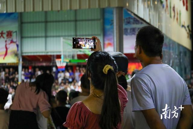 场外观众用手机直播。南方+记者 施亮 摄 场外观众用手机直播。南方+记者 施亮 摄