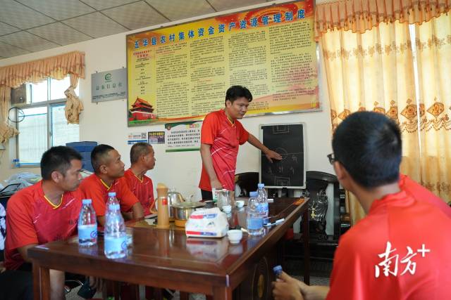 魏乾锋在给队员们布置战术。 魏乾锋在给队员们布置战术。