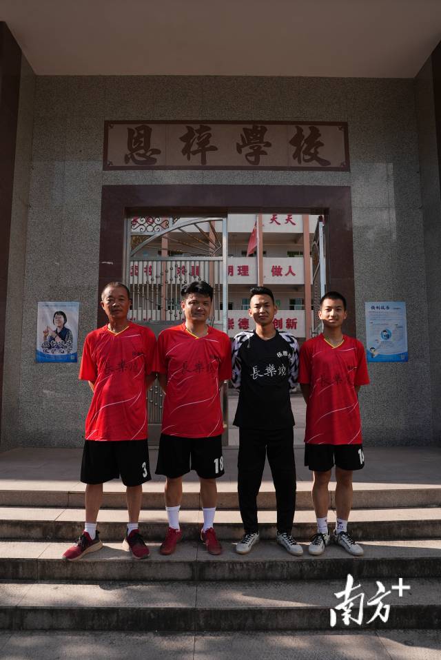 几代球员都毕业于同一所小学。 几代球员都毕业于同一所小学。
