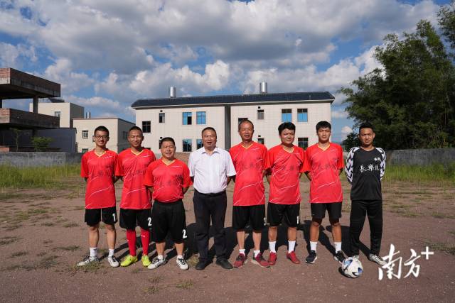 不少球员还在赶回家乡的路上。 不少球员还在赶回家乡的路上。