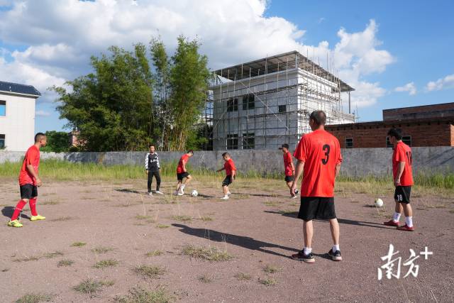 泥土球场承载了几代人对于足球的热爱。 泥土球场承载了几代人对于足球的热爱。