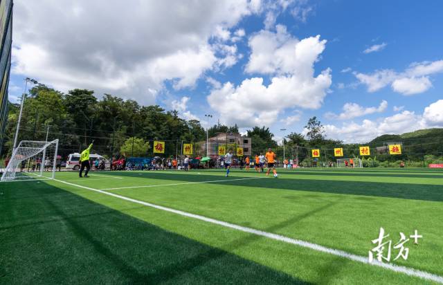 蓝天之下,绿茵之上。 蓝天之下,绿茵之上。