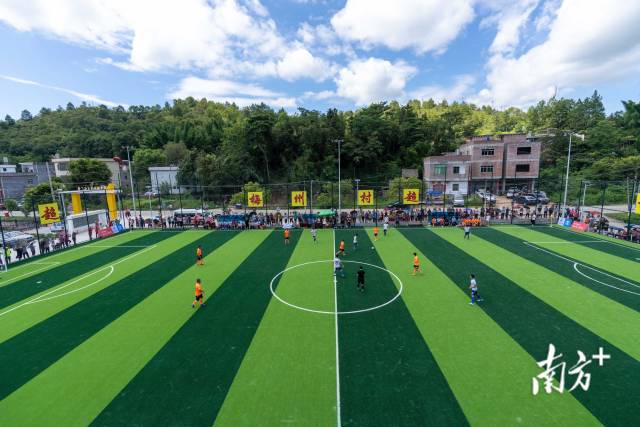 俯瞰球乡“村超”揭幕战。 俯瞰球乡“村超”揭幕战。