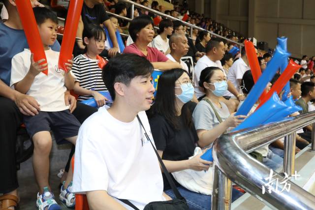 看台上的观众。 看台上的观众。