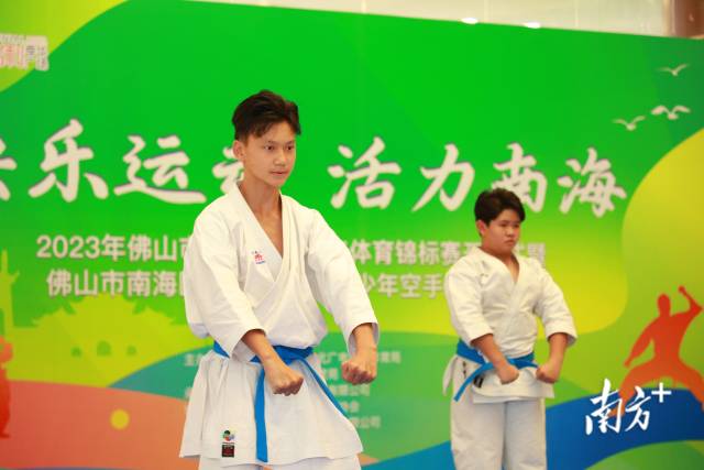 空手道选手开场表演《武道雄风》。通讯员供图 空手道选手开场表演《武道雄风》。通讯员供图