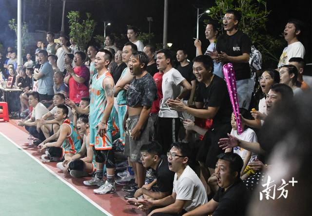 精彩的比赛赢得围观村民鼓掌叫好。 精彩的比赛赢得围观村民鼓掌叫好。