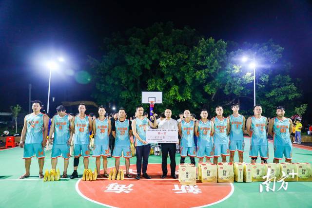 龙华街道队最终战胜对手,捧回冠军。 龙华街道队最终战胜对手,捧回冠军。