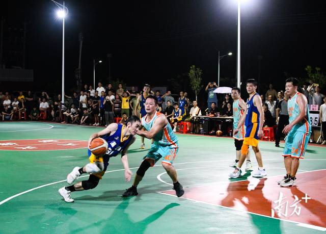 比赛双方激烈对抗。 比赛双方激烈对抗。