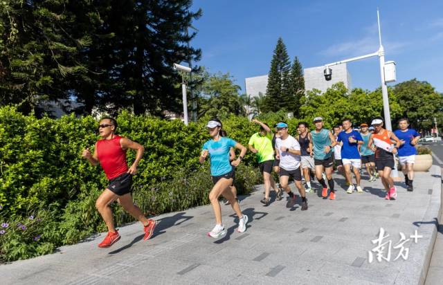 共有120多人参加了健康跑活动
