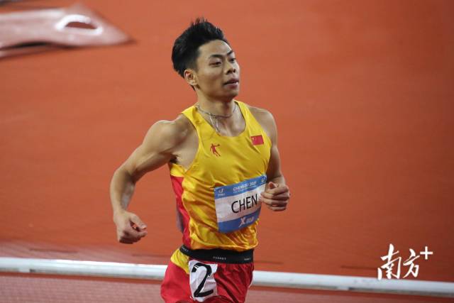 成都大运会田径男子100米决赛中，“广州仔”陈冠锋以10秒17的成绩收获一枚铜牌。南方+记者 姚志豪 摄