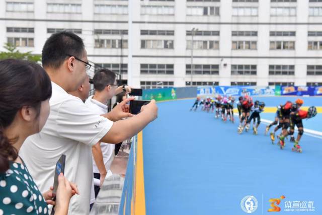 森海轮滑场地训练。 森海轮滑场地训练。