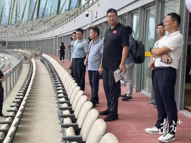 体育巡礼一行来到宝安体育场