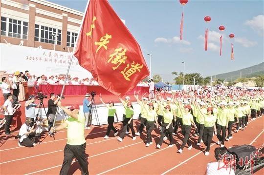 各方阵入场。 各方阵入场。