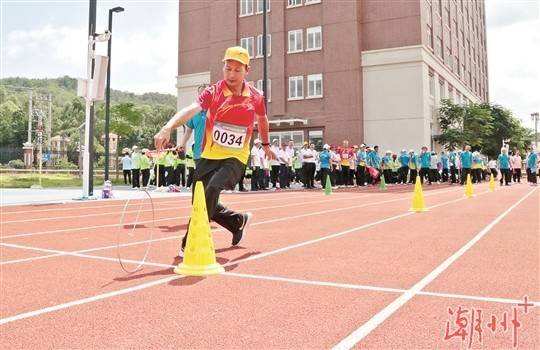 滚铁环比赛。 滚铁环比赛。