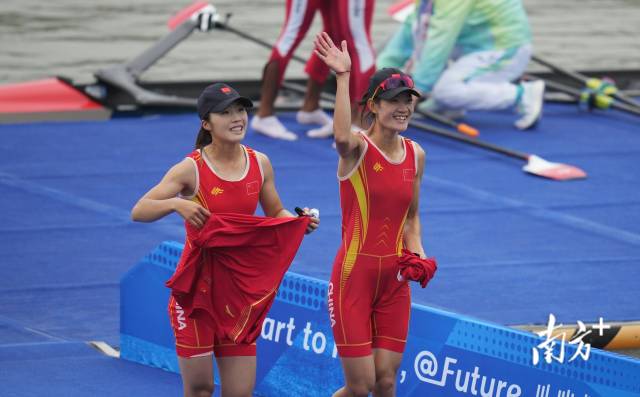 冠军组合邱秀萍/邹佳琪。南方+特派记者 姚志豪 董天健 摄 冠军组合邱秀萍/邹佳琪。南方+特派记者 姚志豪 董天健 摄