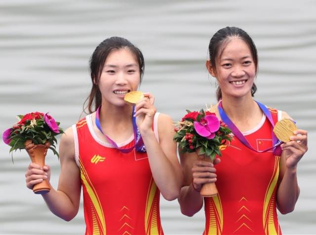 9月24日,邱秀萍(右)和队友在颁奖仪式上。新华社发