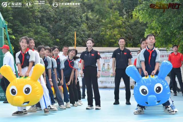 冠军与同学互动