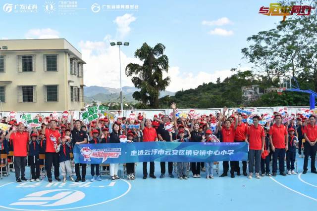 同学们有了新操场 同学们有了新操场