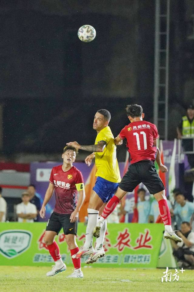 广东凤铝 (红)、骏建材 (黄)在决赛之夜展开佛山"西甲”冠军争夺战。 广东凤铝 (红)、骏建材 (黄)在决赛之夜展开佛山"西甲”冠军争夺战。