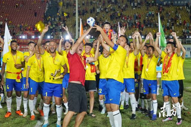 yu骏建材队夺得本届佛山“西甲”冠军。 yu骏建材队夺得本届佛山“西甲”冠军。