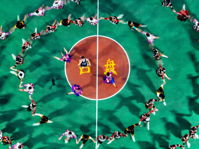 黔东南州台江县台盘村,苗族同胞在“村BA”赛场上跳舞。新华社发 黔东南州台江县台盘村,苗族同胞在“村BA”赛场上跳舞。新华社发