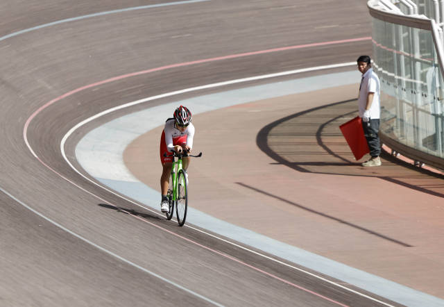 参赛选手在赛场上奋力骑行 参赛选手在赛场上奋力骑行