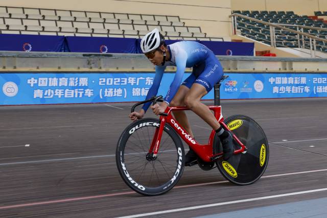 参赛选手在赛场上角逐骑行 参赛选手在赛场上角逐骑行