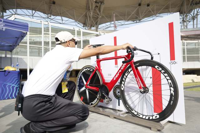 裁判员检查参赛选手的车辆是否符合参赛标准 裁判员检查参赛选手的车辆是否符合参赛标准